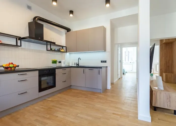 Bright Rose Apartment *