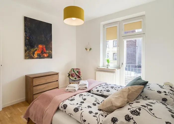 Bright Rose Apartment *