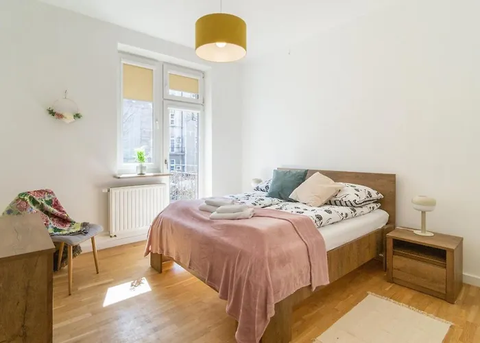 Bright Rose Apartment *